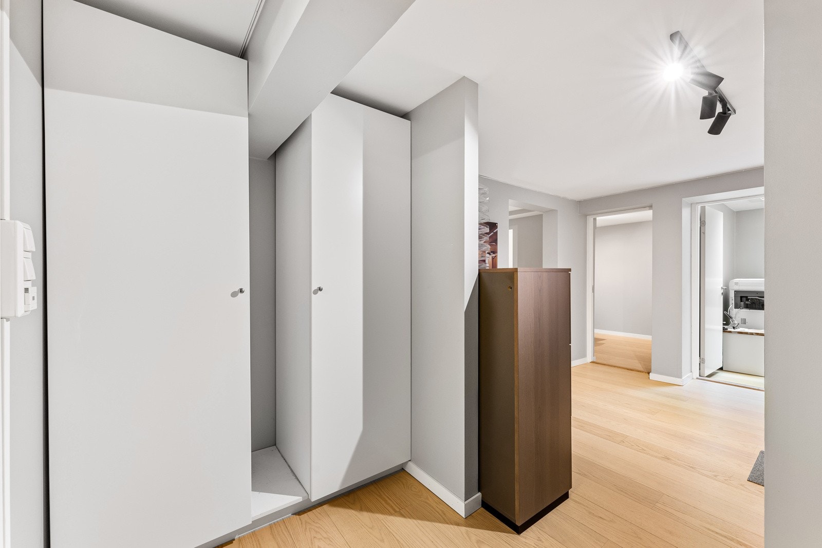For oppbevaring er det bl.a fire skap med hvite fronter i en mellomgang utenfor badet. Galleribilde