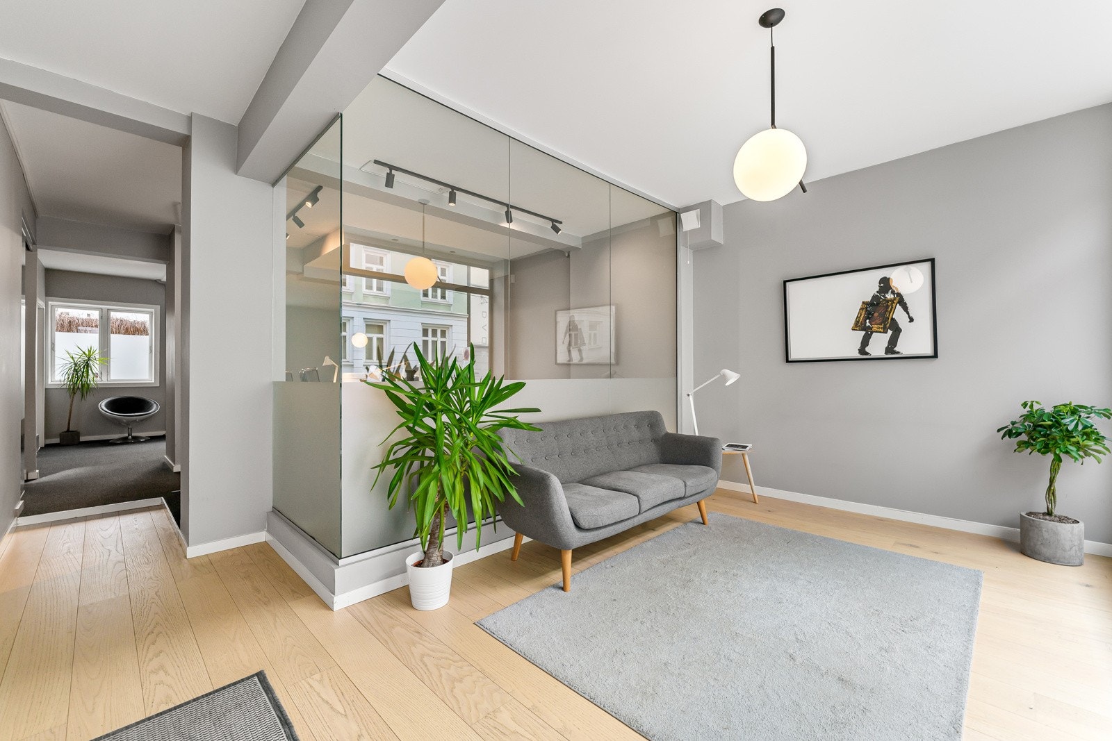 Hallen har enstavs eikeparkett og gråmalte vegger med listefritt til tak. Det er god plass til en ventegruppe som sofa, sidebord og en eventuell kaffemaskin. Galleribilde