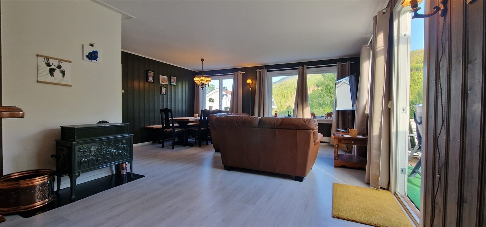 stue som viser utgang terrasse hovedleilighet.jpg Galleribilde