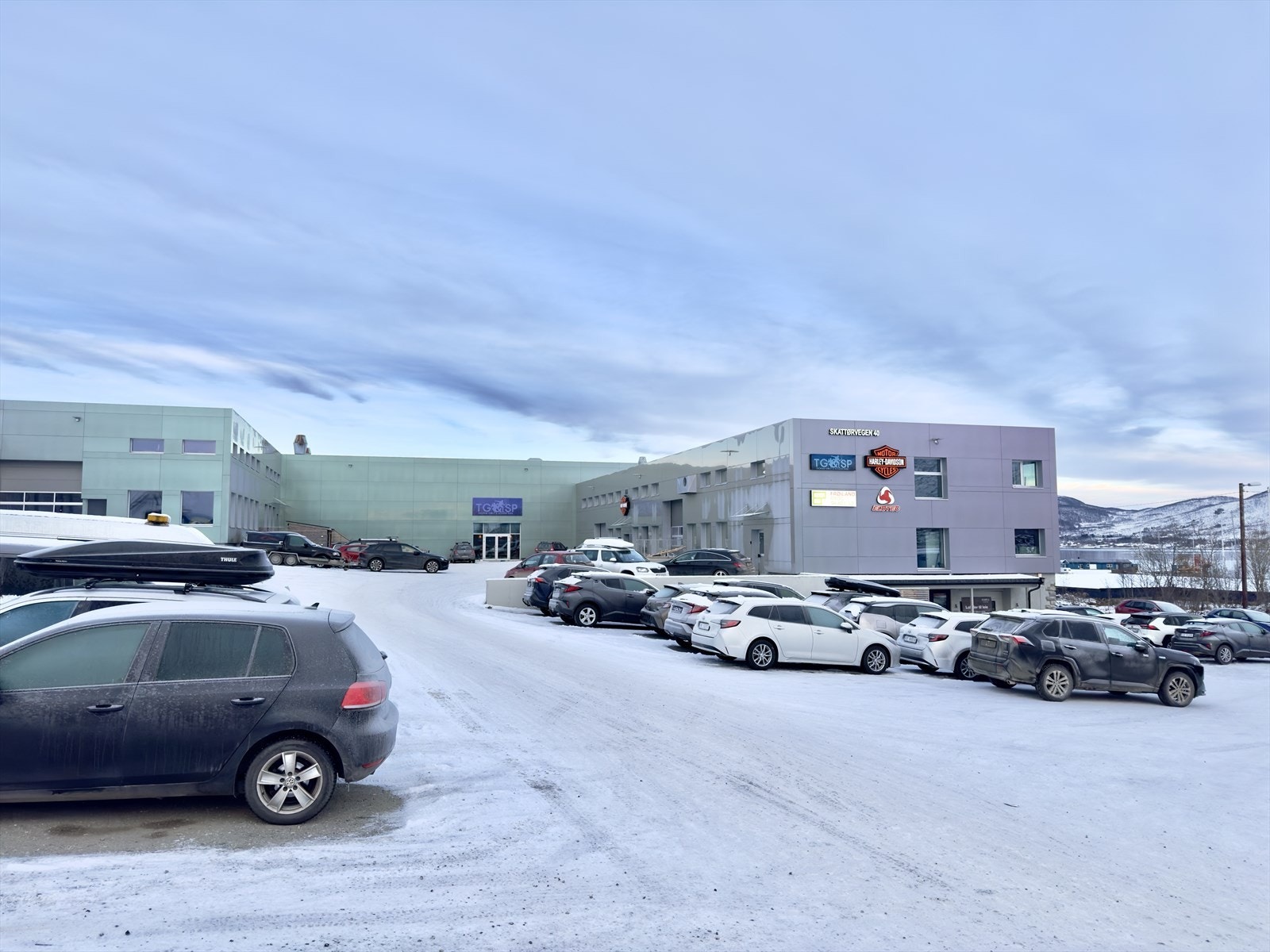 Det er rikelig med parkering på eiendommen Galleribilde