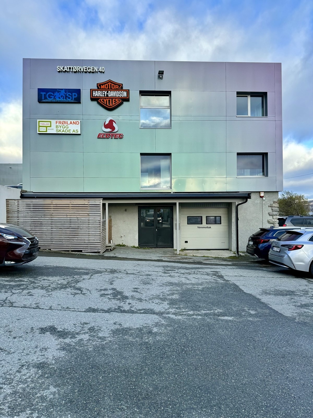 Kontorlokalet ligger i 3. etasje og lagerlokalet ligger i 1. etasje (ikke porten som er avbildet) Galleribilde