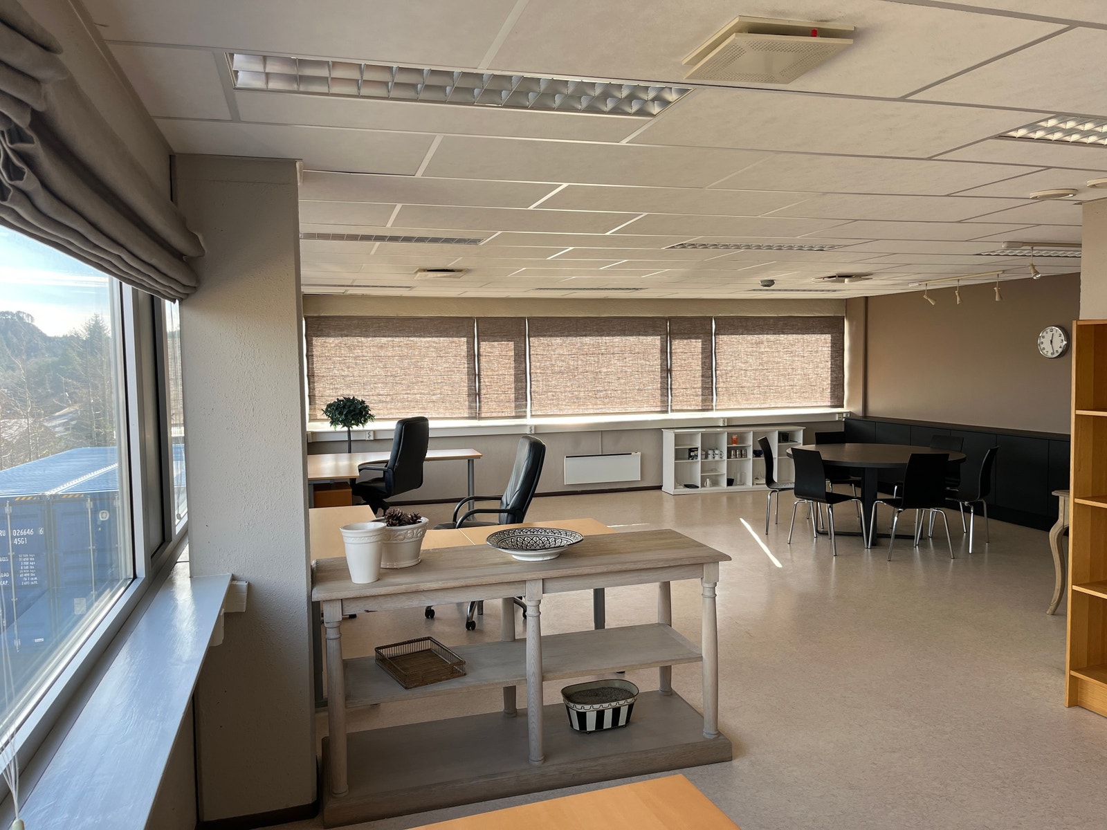 Flott kontor med utsikt utover fjorden. Galleribilde