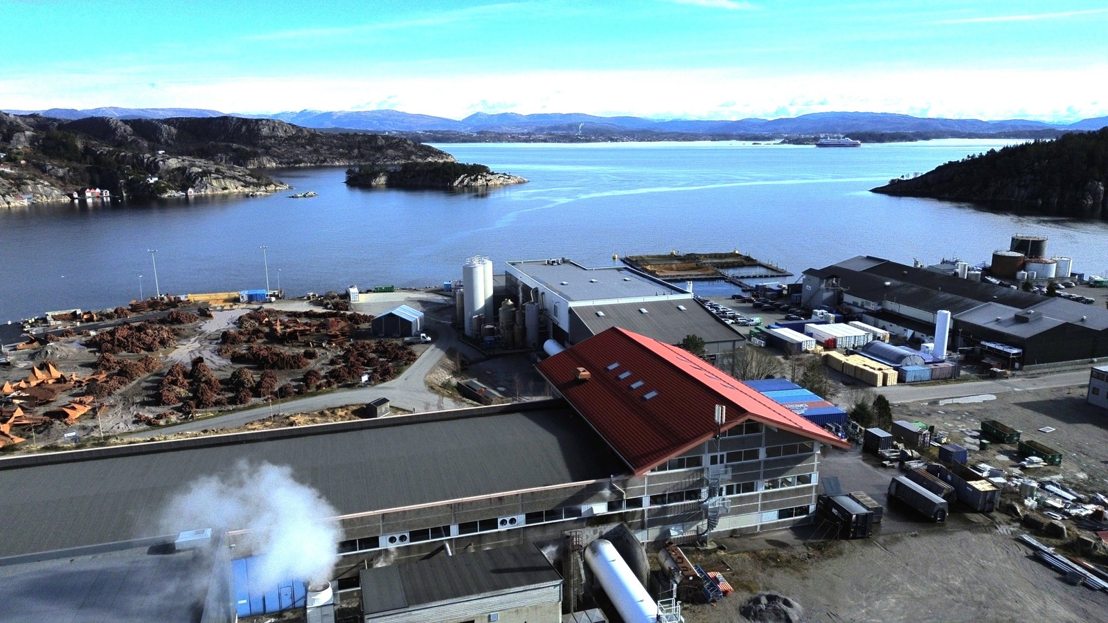 Kontordelen ligger i eiendommen som har rødt tak. Galleribilde