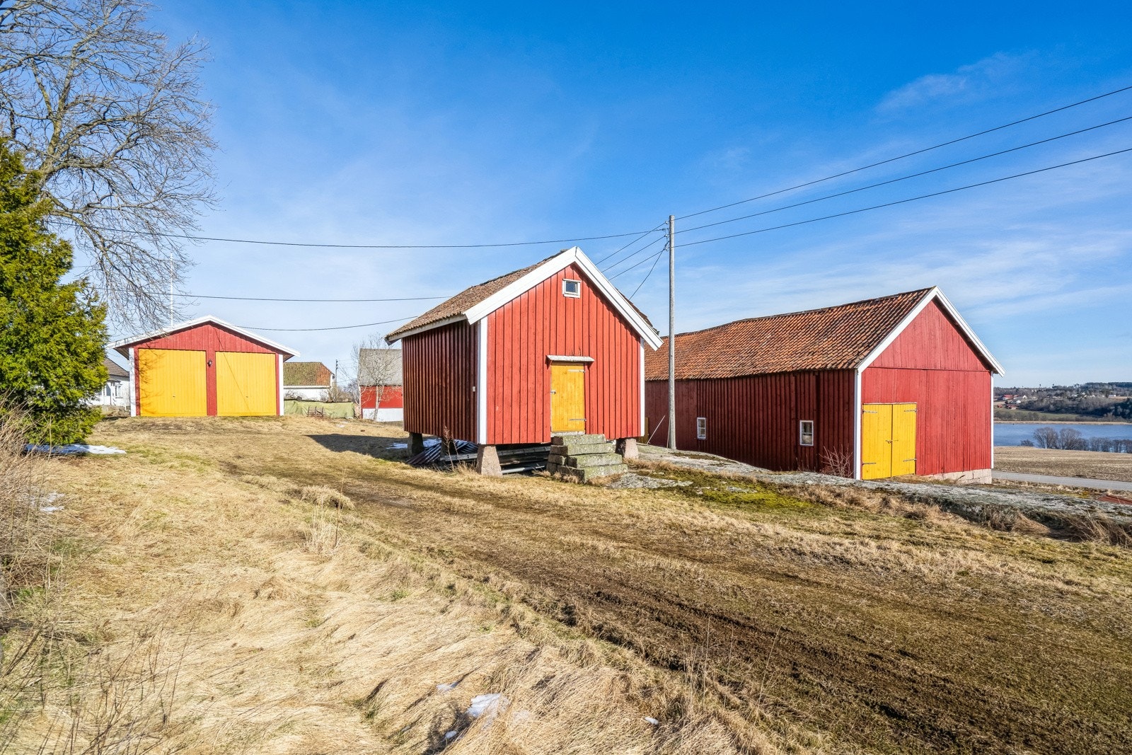Vognskjul, stabbut og låven Galleribilde