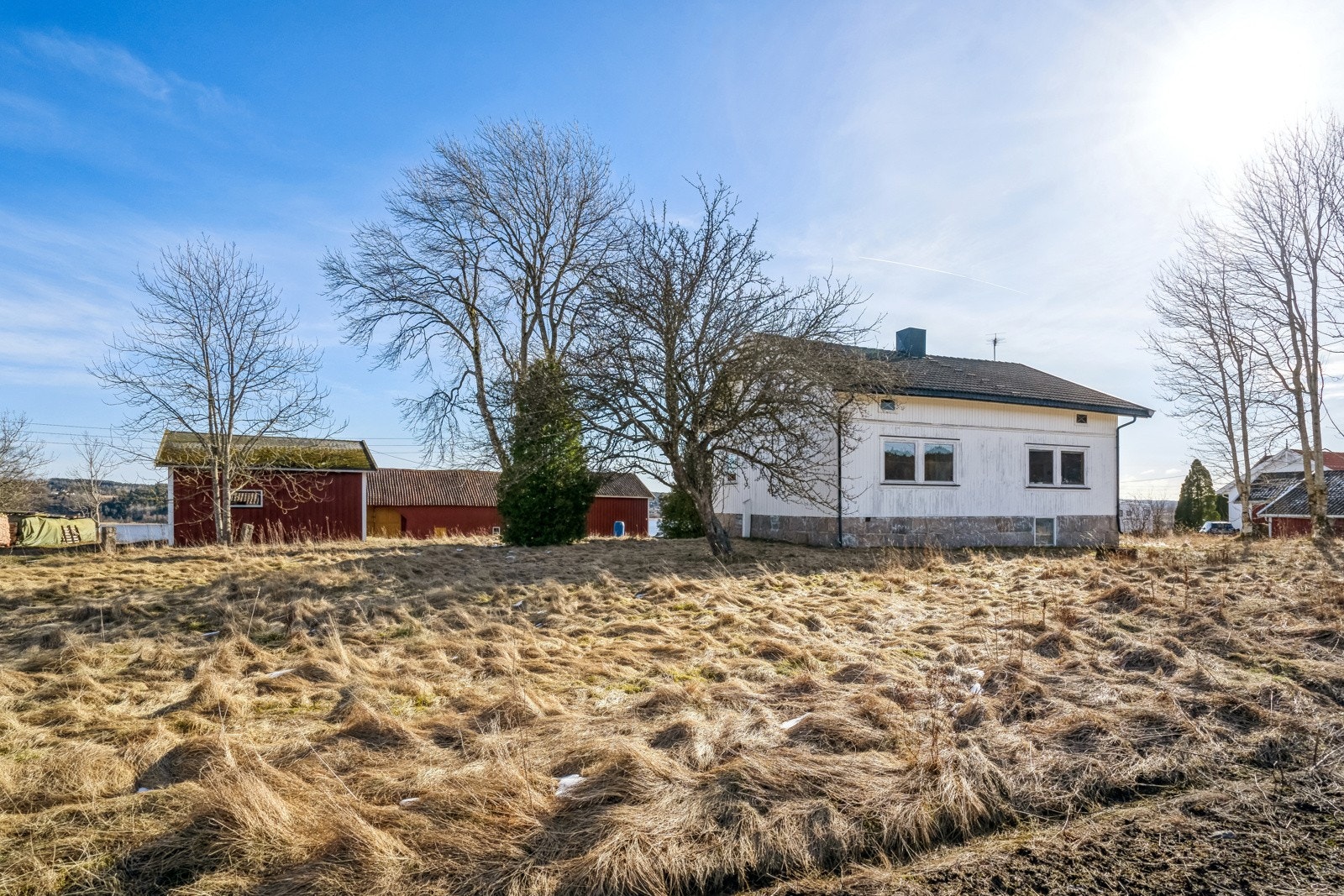 Våningshuset med låven i bakgrunn Galleribilde