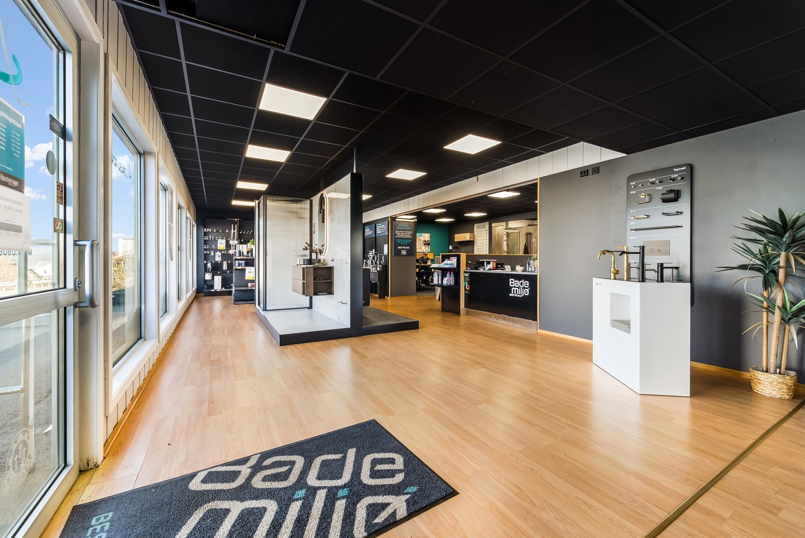 Inngangsparti butikk Galleribilde