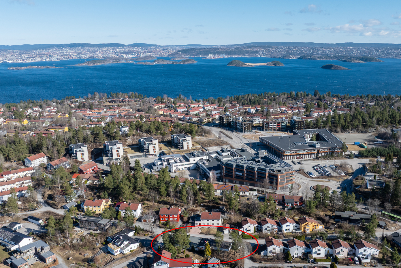 Svært sentralt på Tangen med kort vei til butikker og servicefunksjoner. Galleribilde