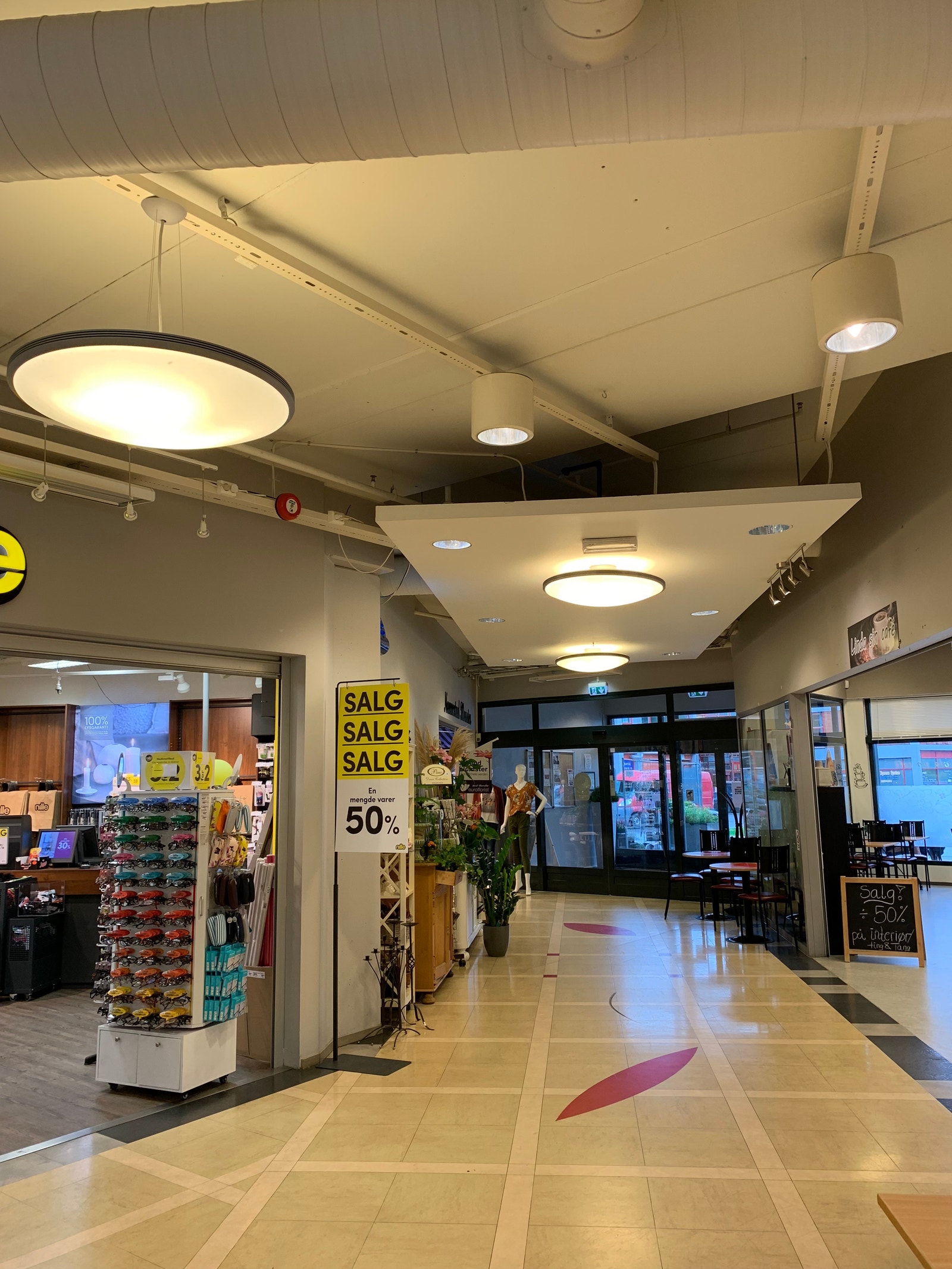 Fellesarealer med inn- og utganger i hver ende av sentere. Galleribilde