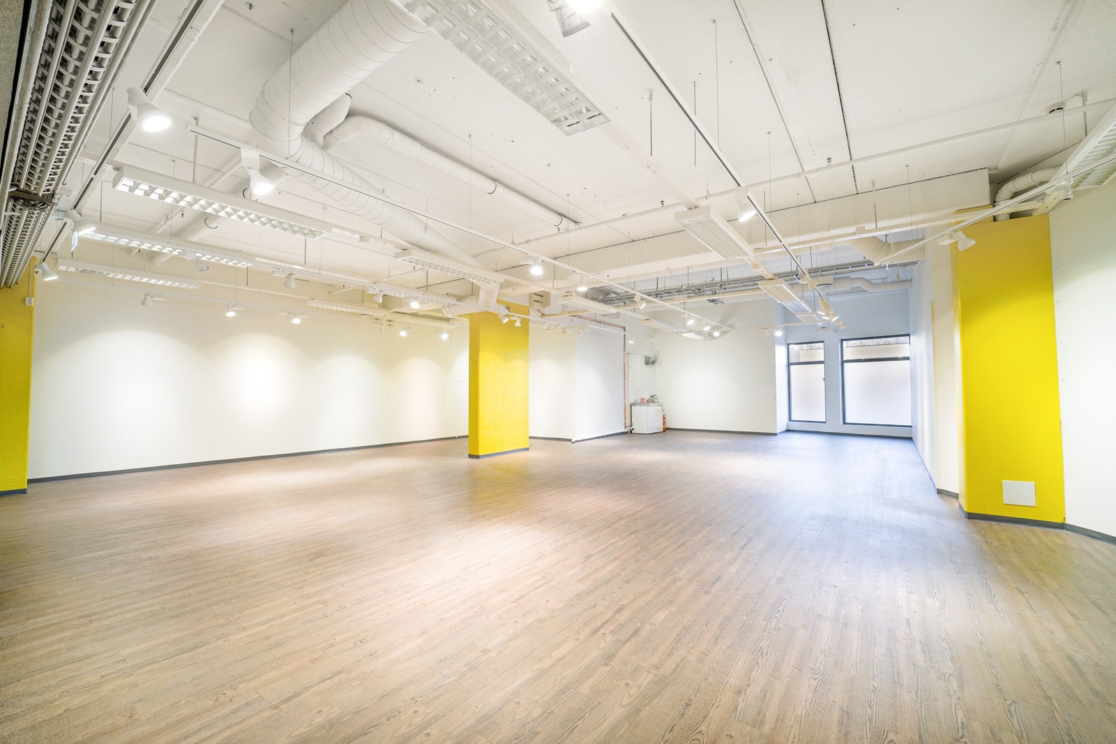 Lokalet har inngang i full bredde fra fellesarealer og god takhøyde. Det er spotbelysning i himling og ventilasjon. Galleribilde