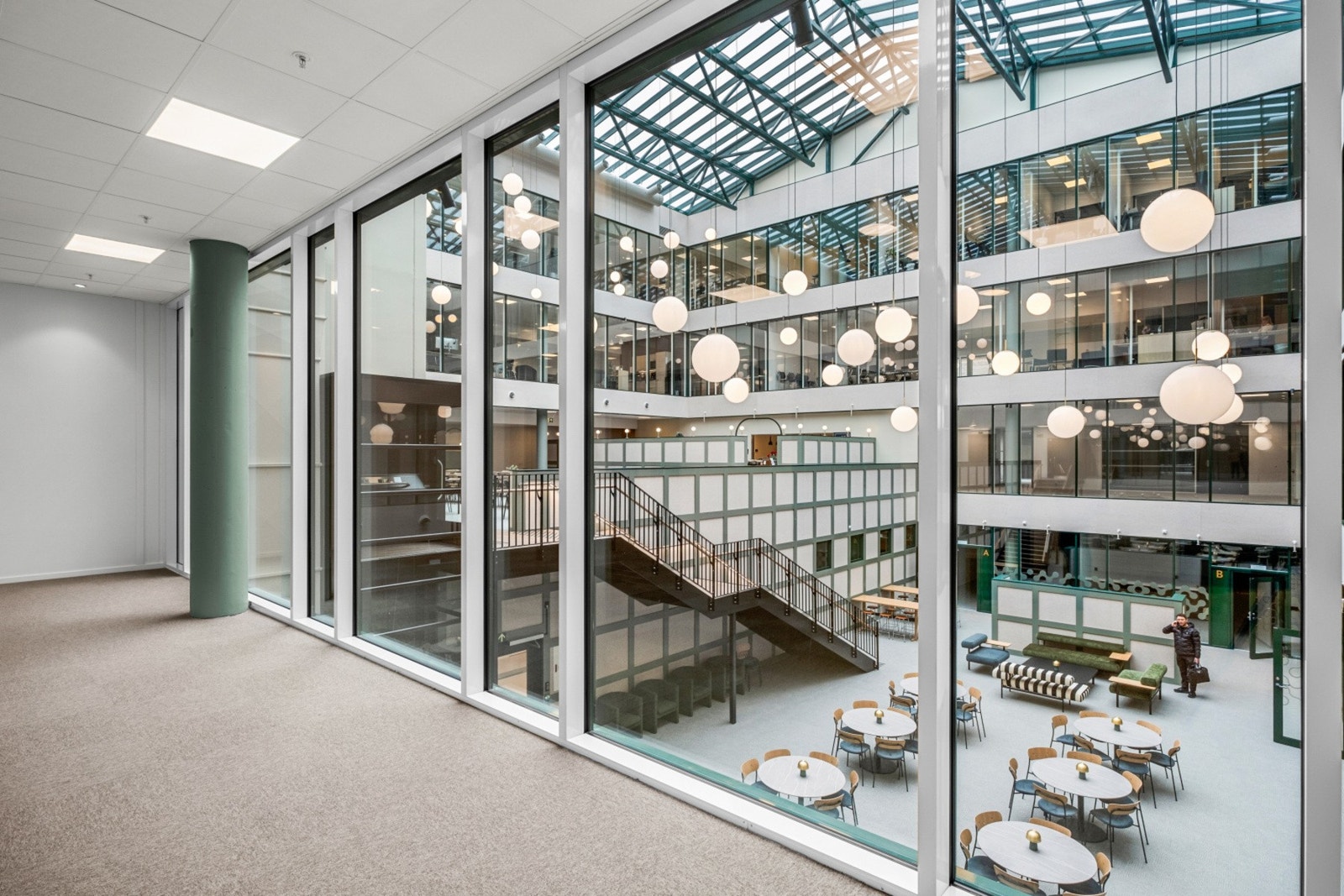 Fra sosial sone ved kjøkken med utsikt mot personalrestaurant og møteromsavdelingen. Galleribilde