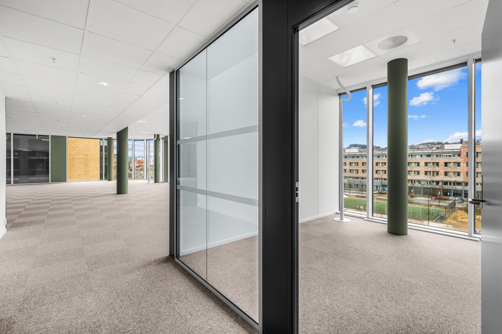 De ulike kontorlandskap er adskilt og skjermet fra hverandre med kontorceller, møterom og stillerom. Galleribilde