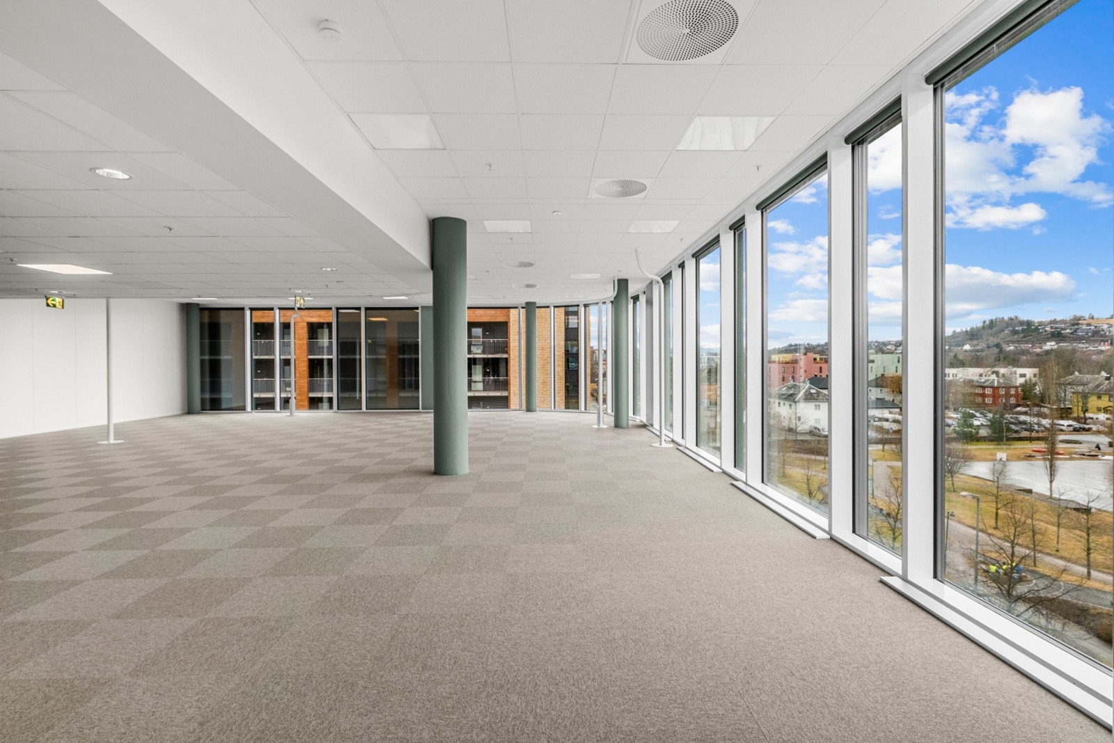 En gjennomtenkt utforming av lokalet med få fysiske hindringer gir stor grad av fleksibilitet ved møblering og soneinndelinger. Galleribilde