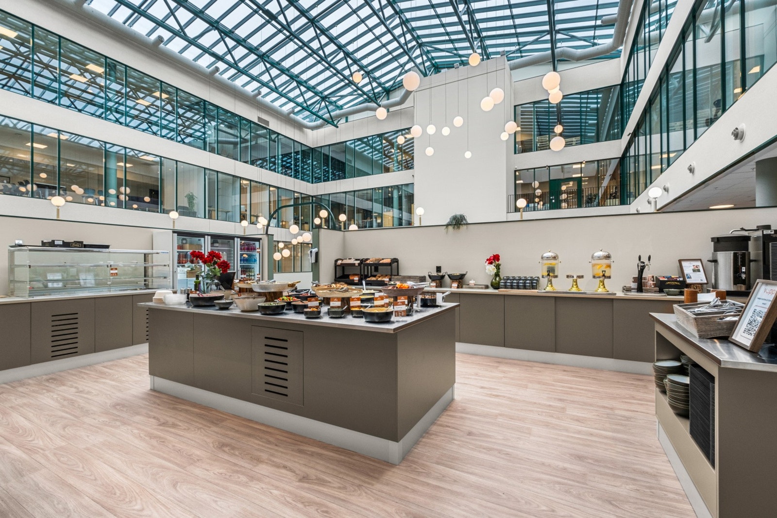 Personalrestauranten byr på et bredt og variert serveringsutvalg. Galleribilde