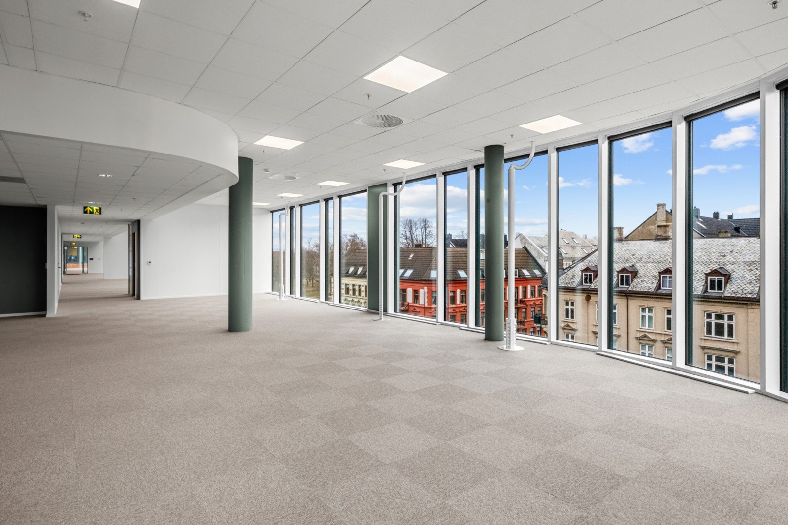 De ulike kontorlandskap er adskilt og skjermet fra hverandre med kontorceller, møterom og stillerom. Galleribilde