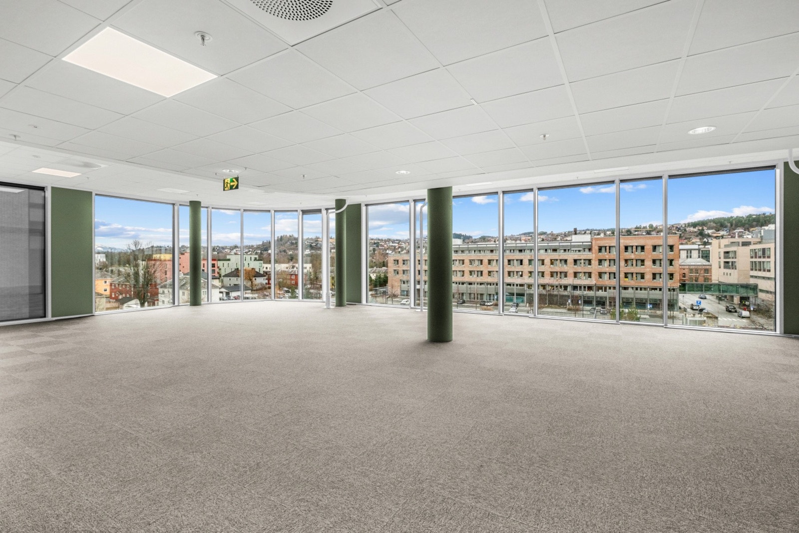 De store vindusflater som strekker seg fra gulv til tak, samt byggets atrium i glass bidrar til rikelig med lysinslipp. Galleribilde