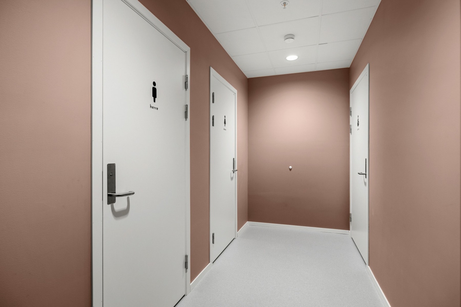 En av tre toalettsoner på etasjeplanet. Galleribilde