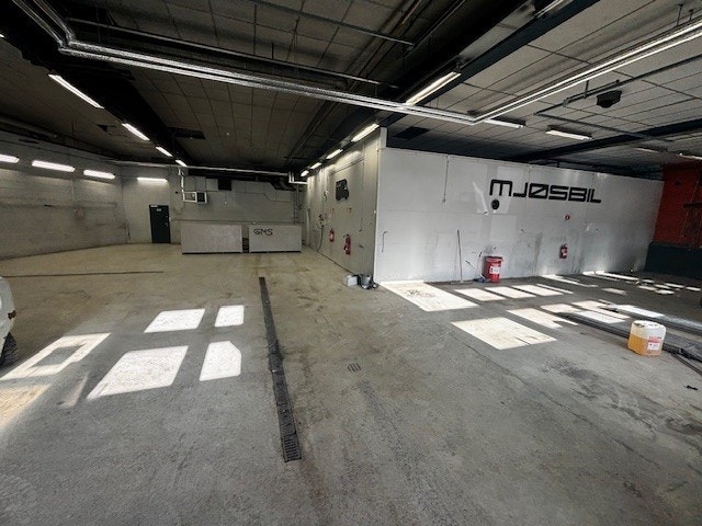 Søndre verkstedhall er på 300 kvm., med god takhøyde, kan åpnes opp mot tilstøtende areal på 160 kvm. Akustikkplater i tak, sluk i gulv. Galleribilde