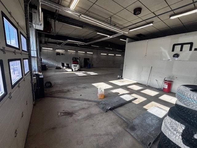 Søndre verkstedhall er på 300 kvm., med god takhøyde, kan åpnes opp mot tilstøtende areal på 160 kvm. Akustikkplater i tak, sluk i gulv. Galleribilde