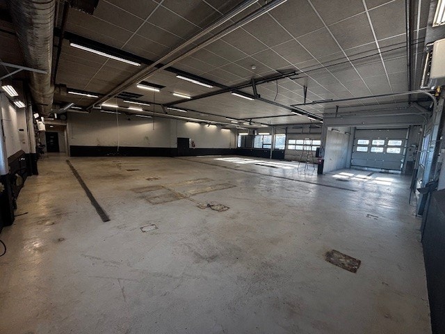 Nordre verkstedhall er på 400 kvm., med god takhøyde. Akustikkplater i tak, sluk i gulv. Vaskehall med egen port. Galleribilde