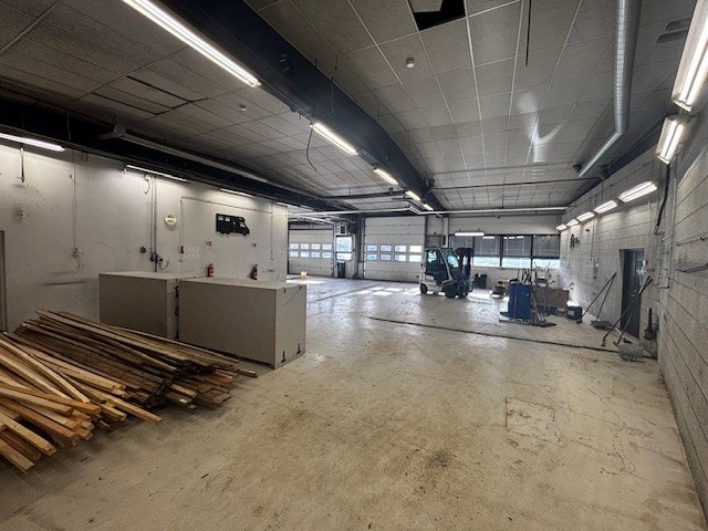 Søndre verkstedhall er på 300 kvm., med god takhøyde, kan åpnes opp mot tilstøtende areal på 160 kvm. Akustikkplater i tak, sluk i gulv. Galleribilde