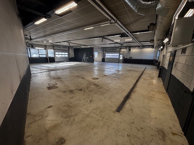 Nordre verkstedhall er på 400 kvm., med god takhøyde. Akustikkplater i tak, sluk i gulv. Vaskehall med egen port. Galleribilde