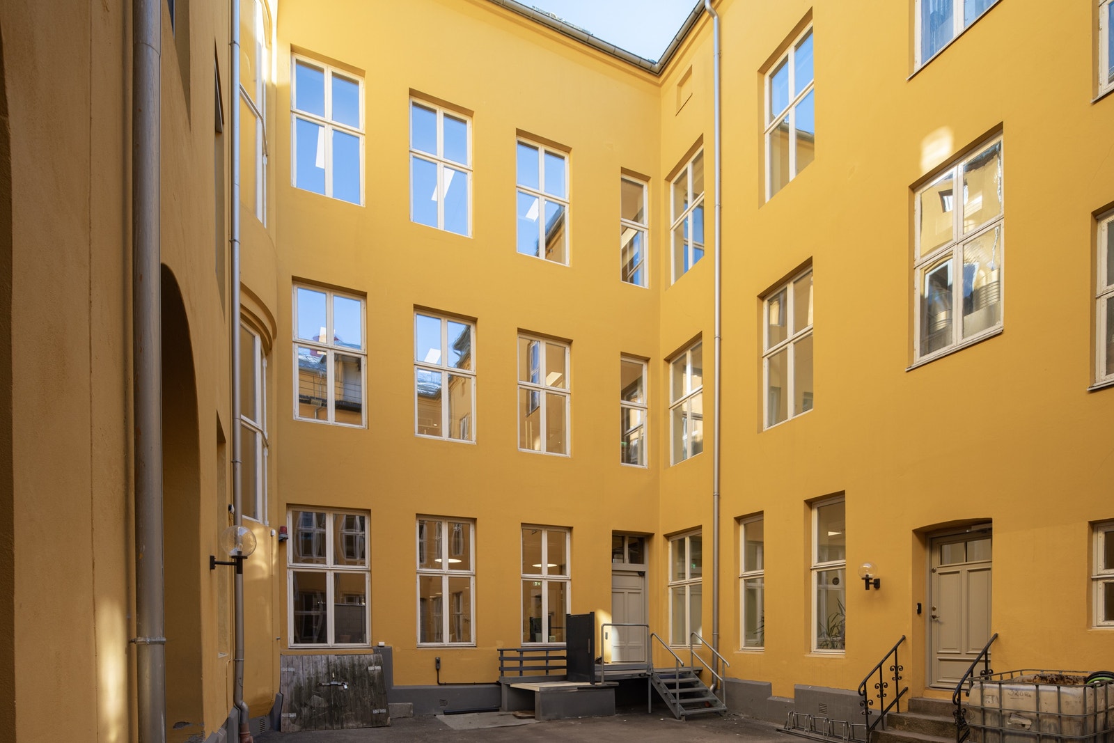 Bakgård Galleribilde