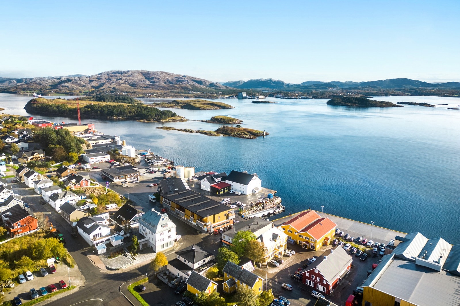 Eiendommen ligger idyllisk til med utsikt mot sjøen Galleribilde
