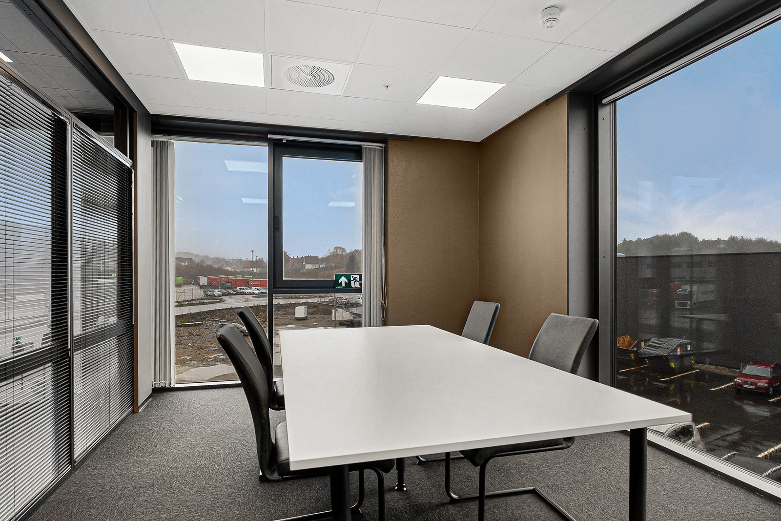 Lyse moderne lokaler i nybygget Galleribilde