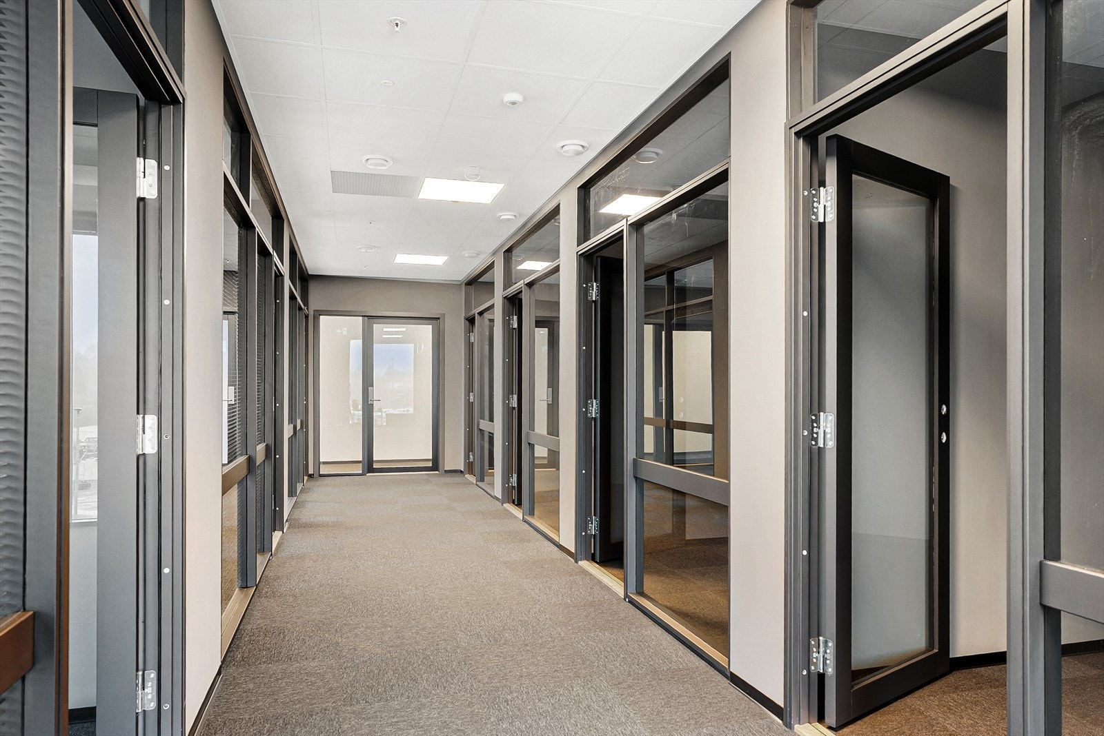 Kontorfløy hvor det kan leies enkeltkontorer til flere kontorer Galleribilde