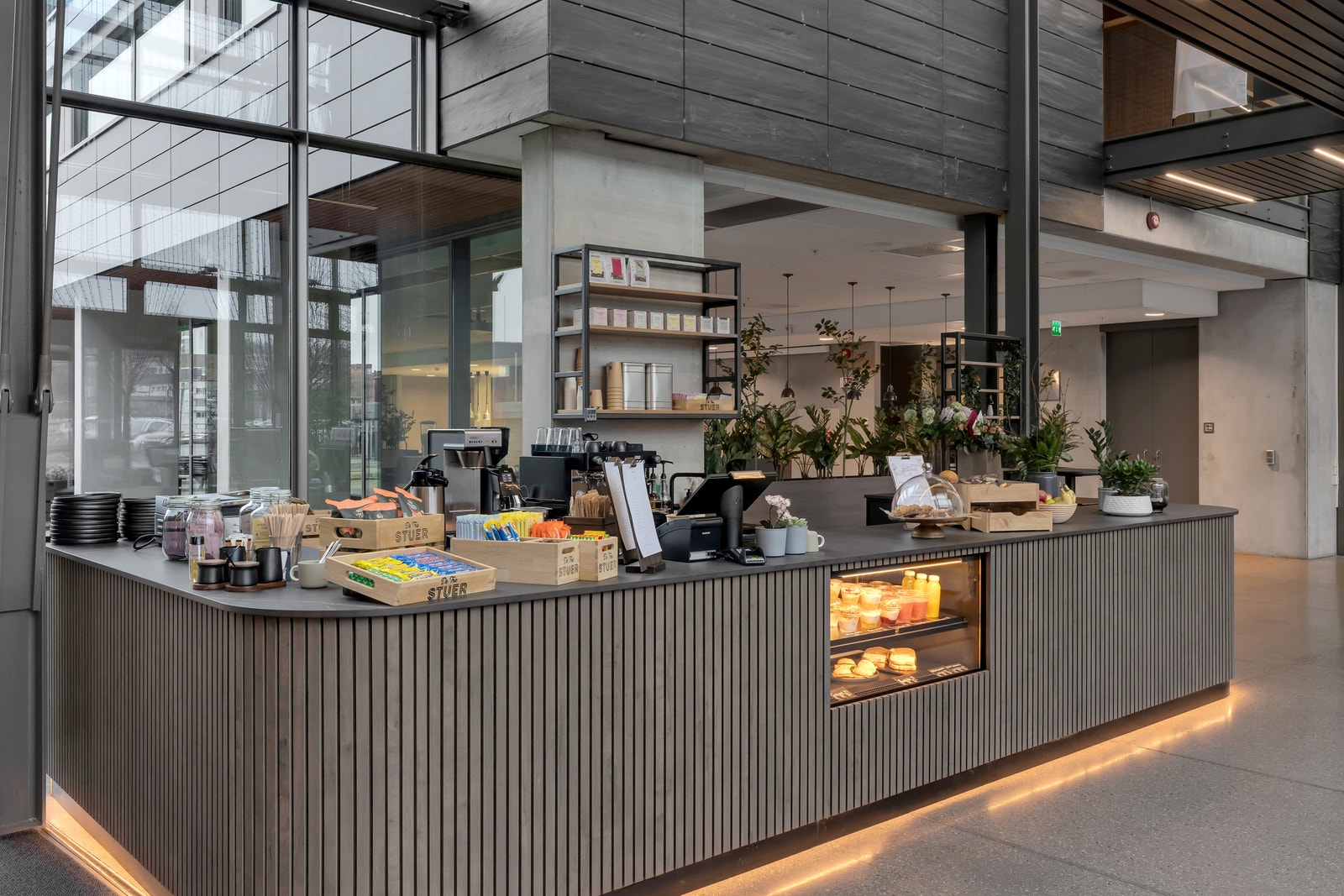 Barception, som fungerer som resepsjon og barrista! Galleribilde