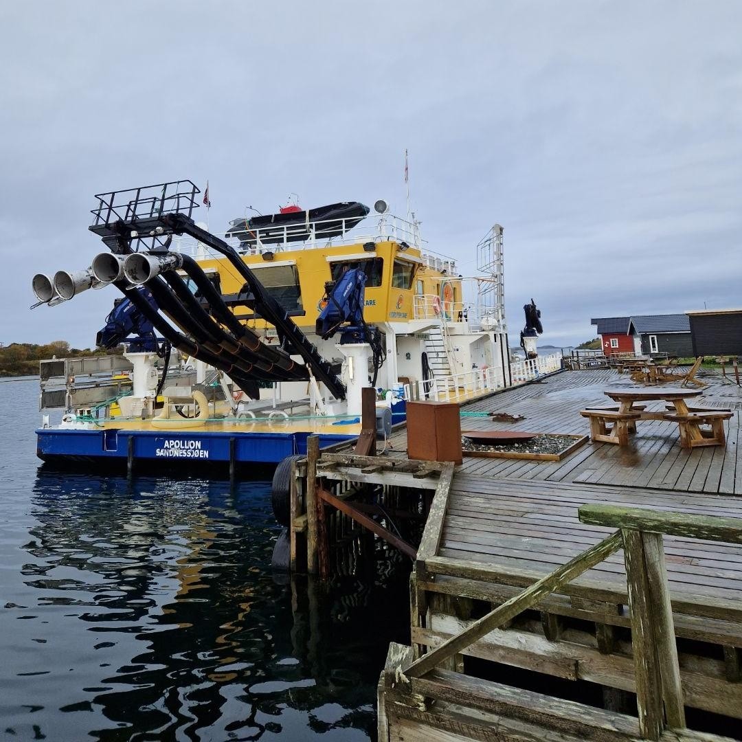 Herøy Servicebåt med Typhoon og Apollon på slep Galleribilde
