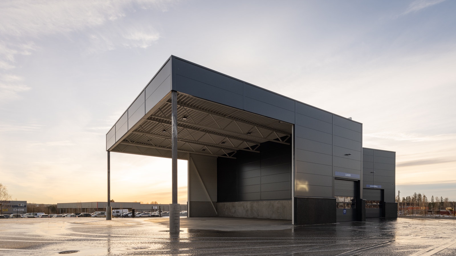 To verkstedløp/vaskehaller åp gårdsplassen med takoverbygg Galleribilde