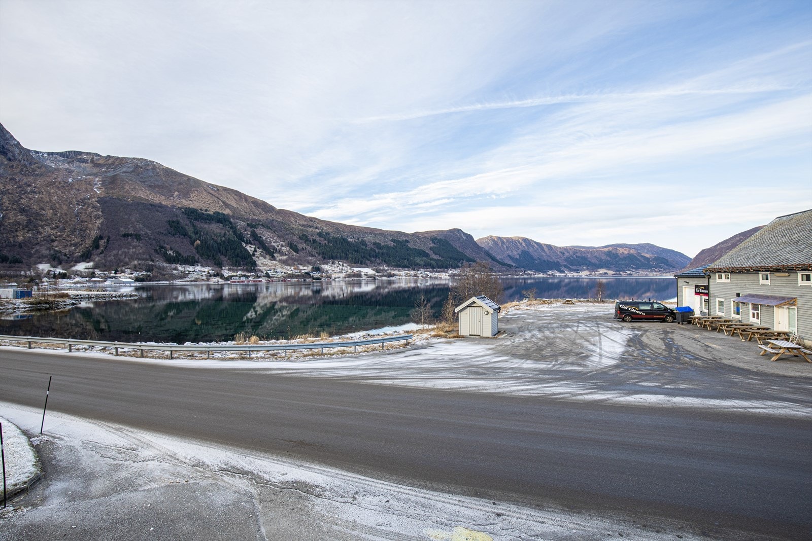 Et steinkast fra fjorden Galleribilde