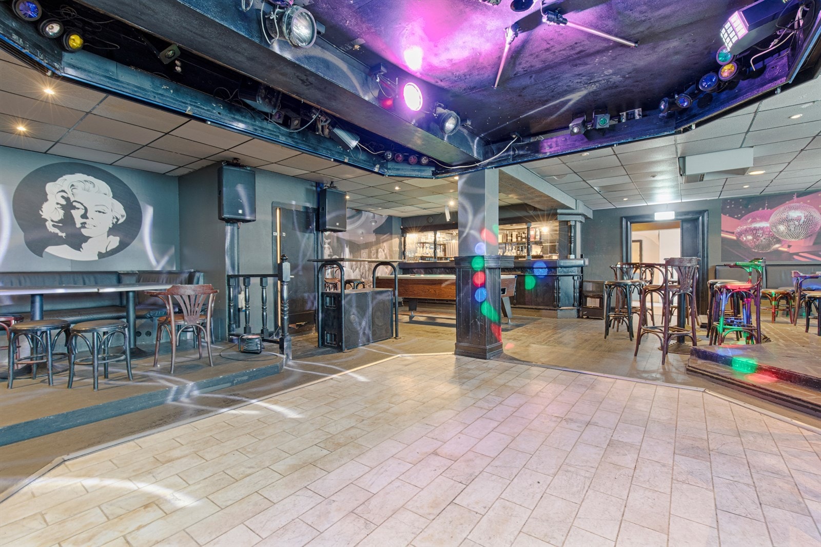 En med danseareal, sitteområde og garderobe Galleribilde