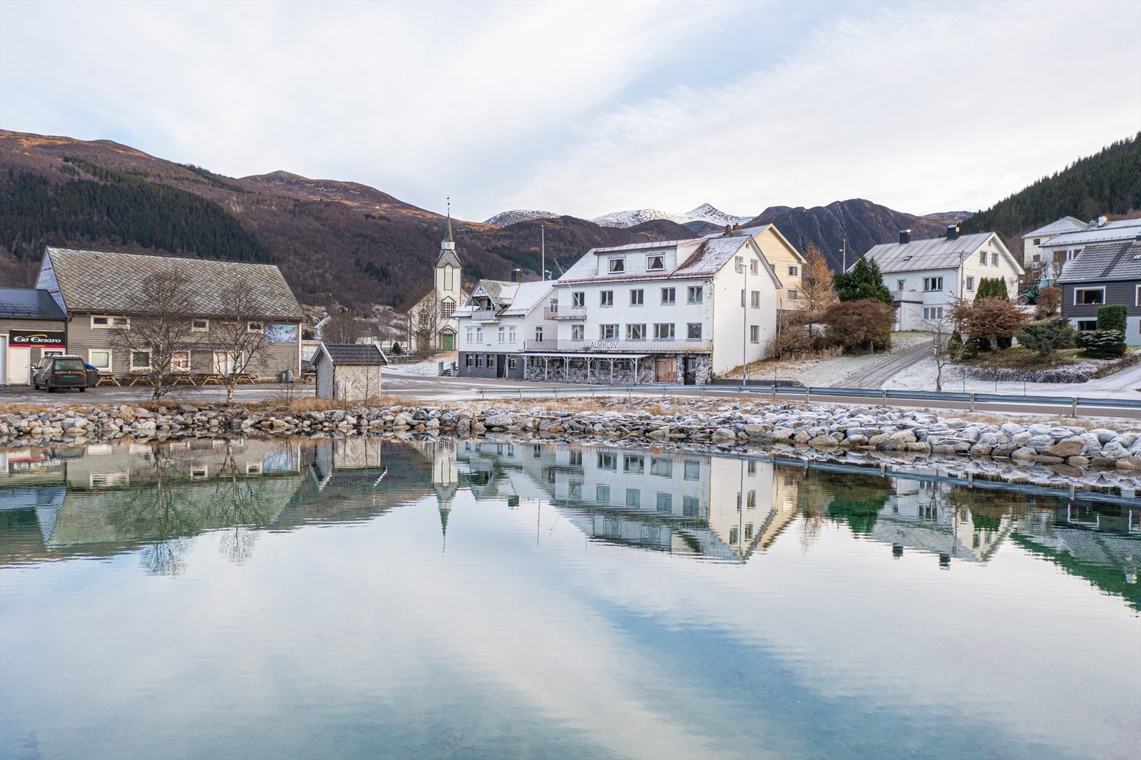Næringseiendom med næringsdel og boligdel sentralt i Syvde Galleribilde