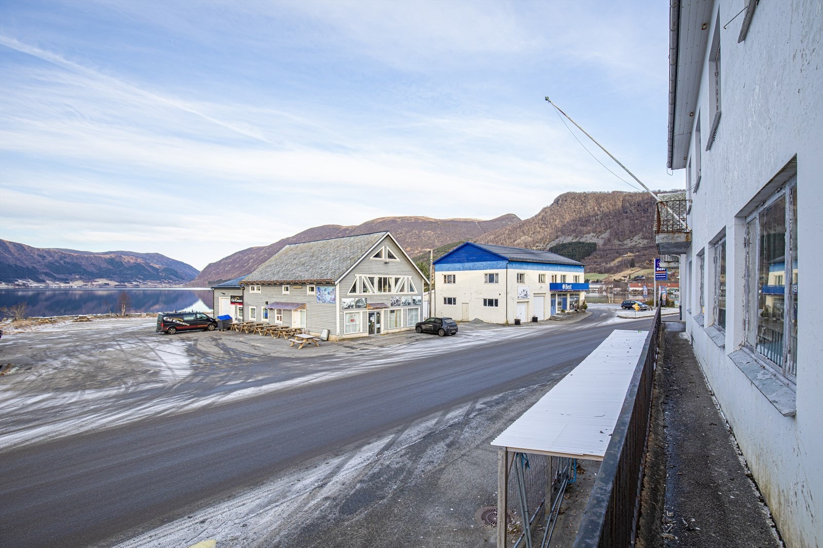 Mellom de to byggene er det terrasse. Spør megler for mer informasjon om eiendommen Galleribilde