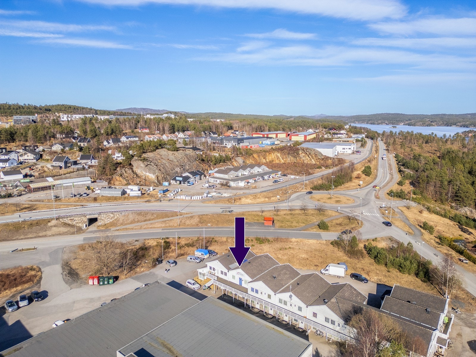 Beliggende i Lillesands handlesenter på Tingsaker med sentral beliggenhet. Galleribilde