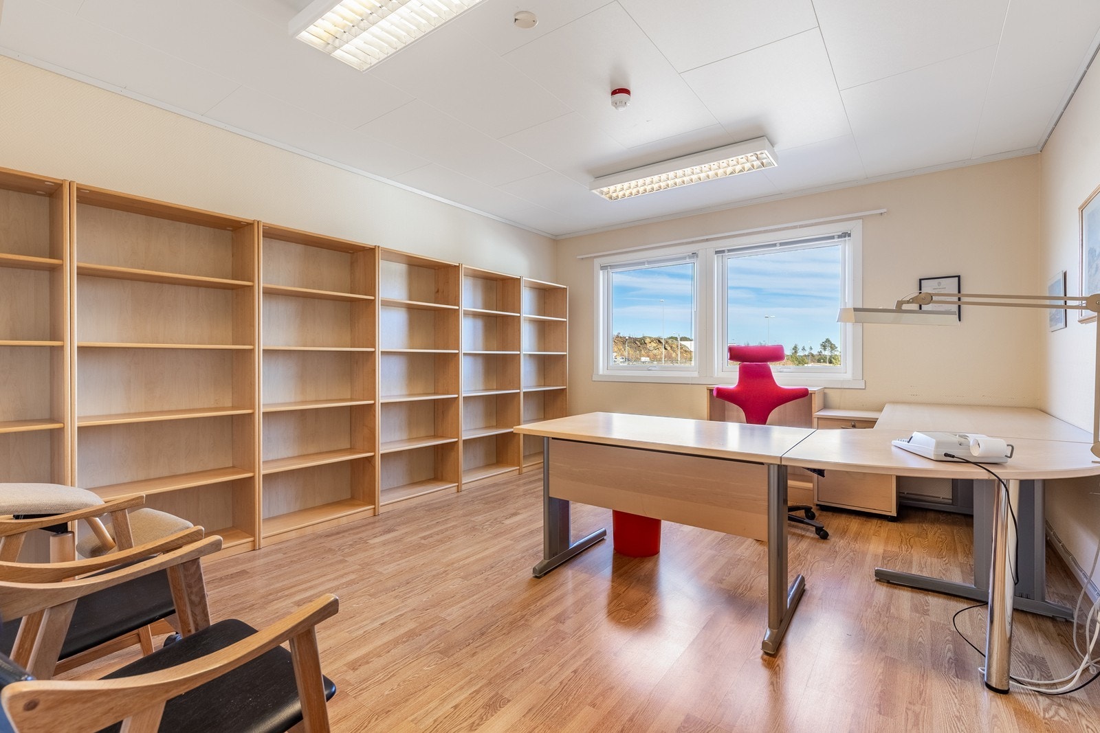 Kontor med møterom. Galleribilde
