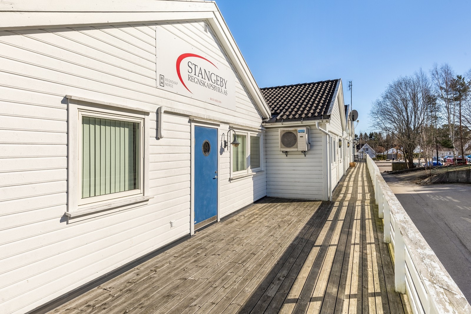 Solrikt uteområde ved inngangsparti. Galleribilde