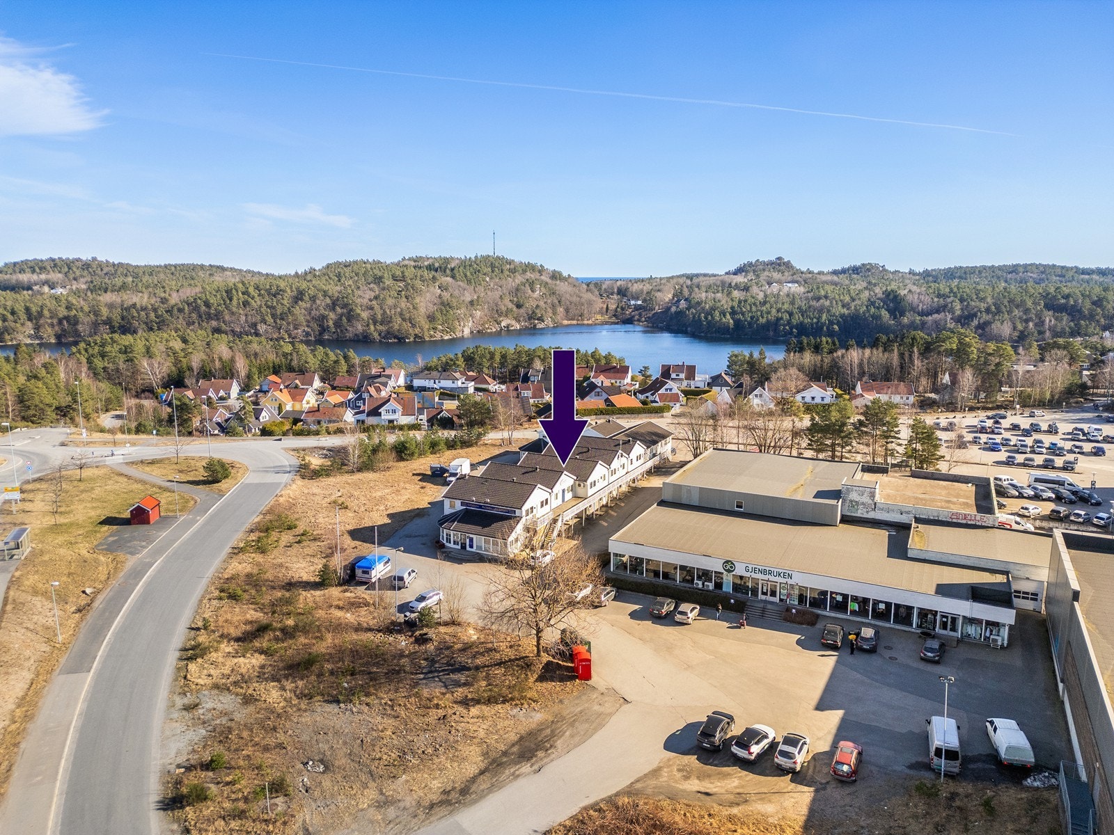 Beliggende i Lillesands handlesenter på Tingsaker med sentral beliggenhet. Galleribilde