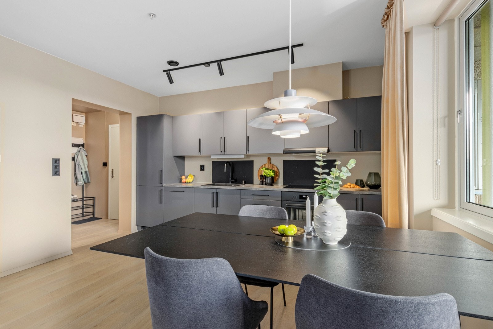 Kjøkken med integrerte hvitevarer som medfølger. Galleribilde