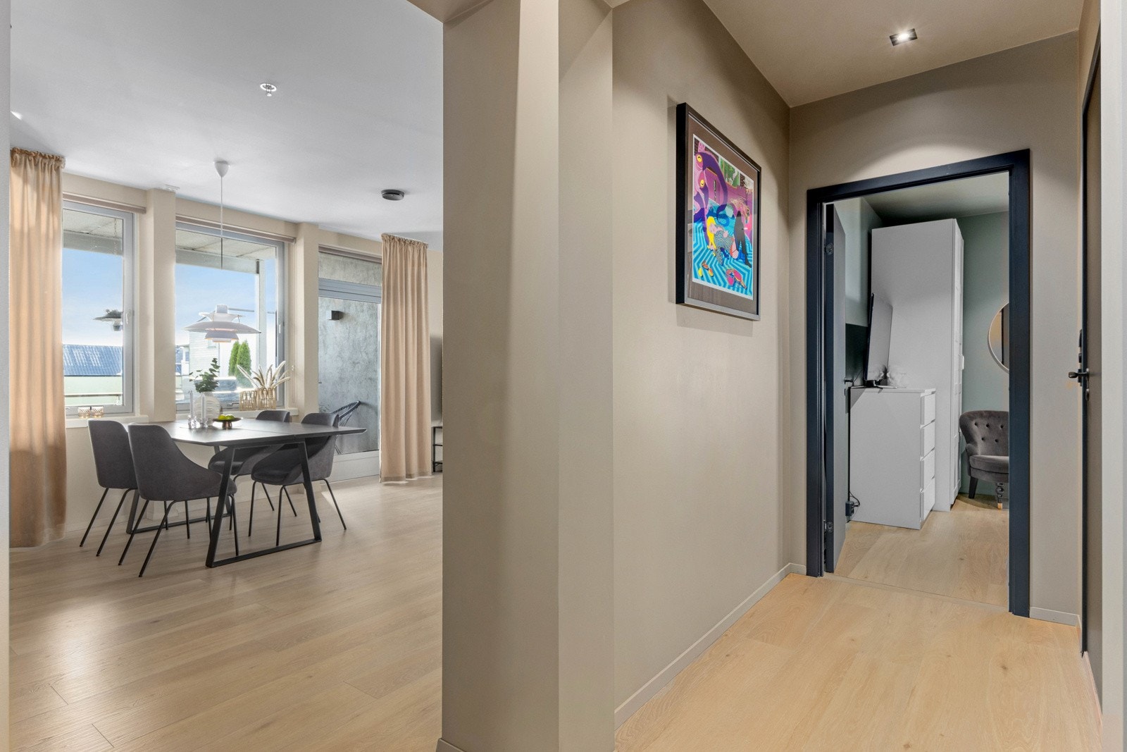 Fra gang mot stue. Gode vindusflater. Galleribilde