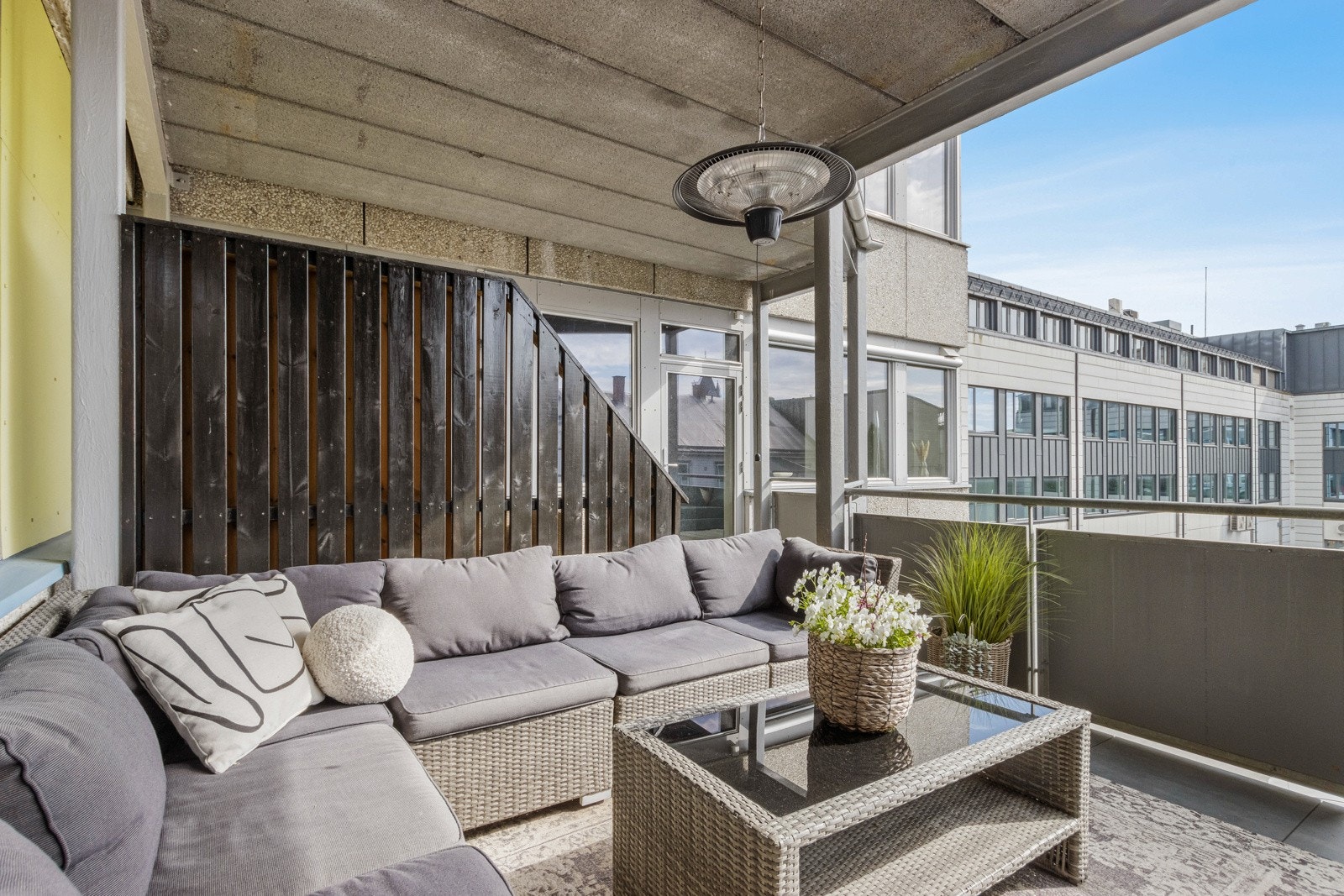 Solrik balkong. Galleribilde