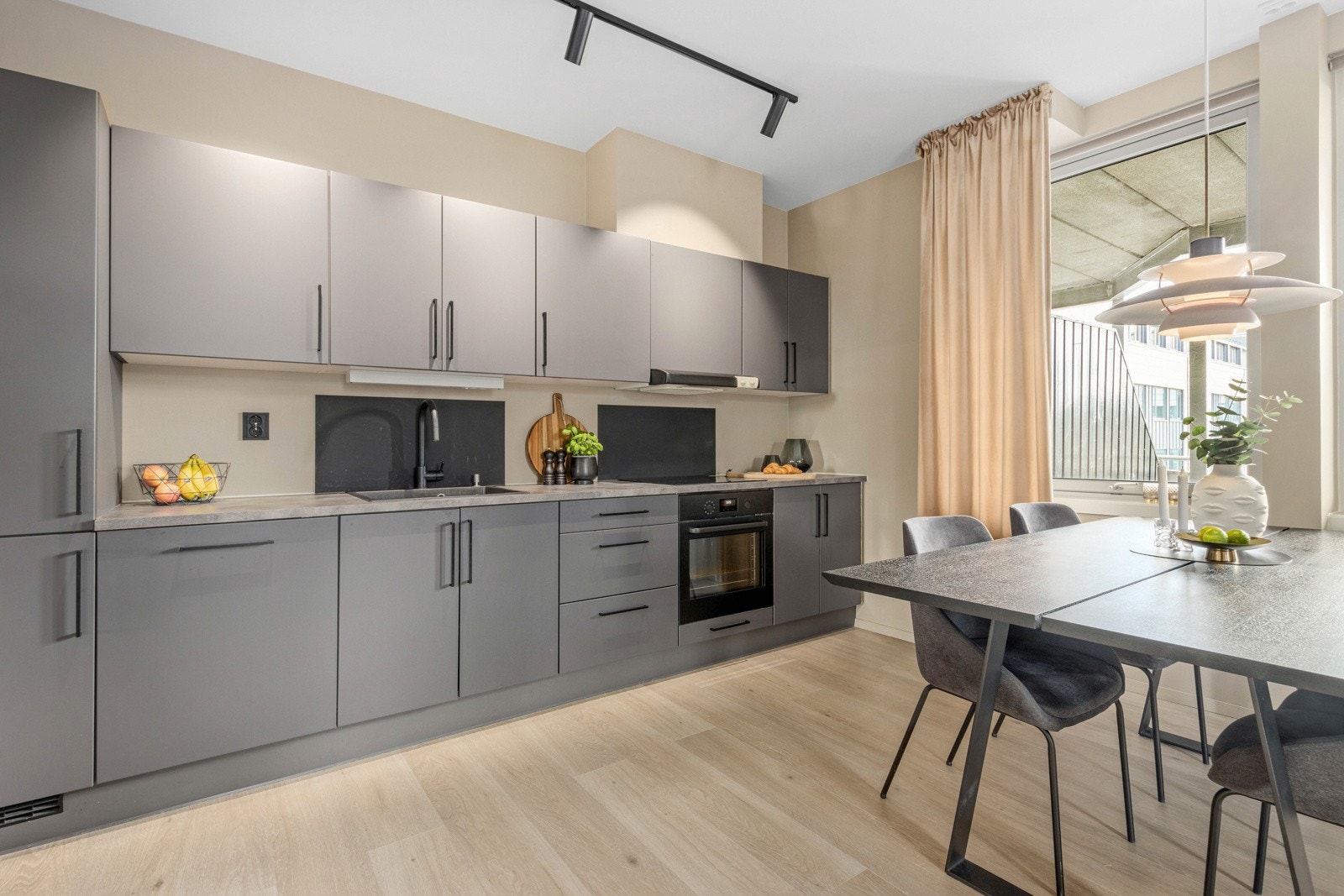 God plass for spisegruppe i tilknytning til kjøkken. Galleribilde