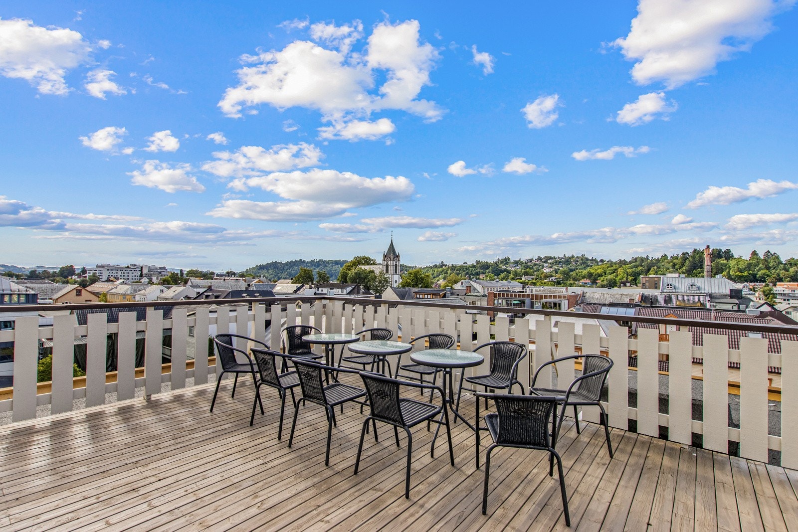 Stor takterrasse for felles bruk. Galleribilde