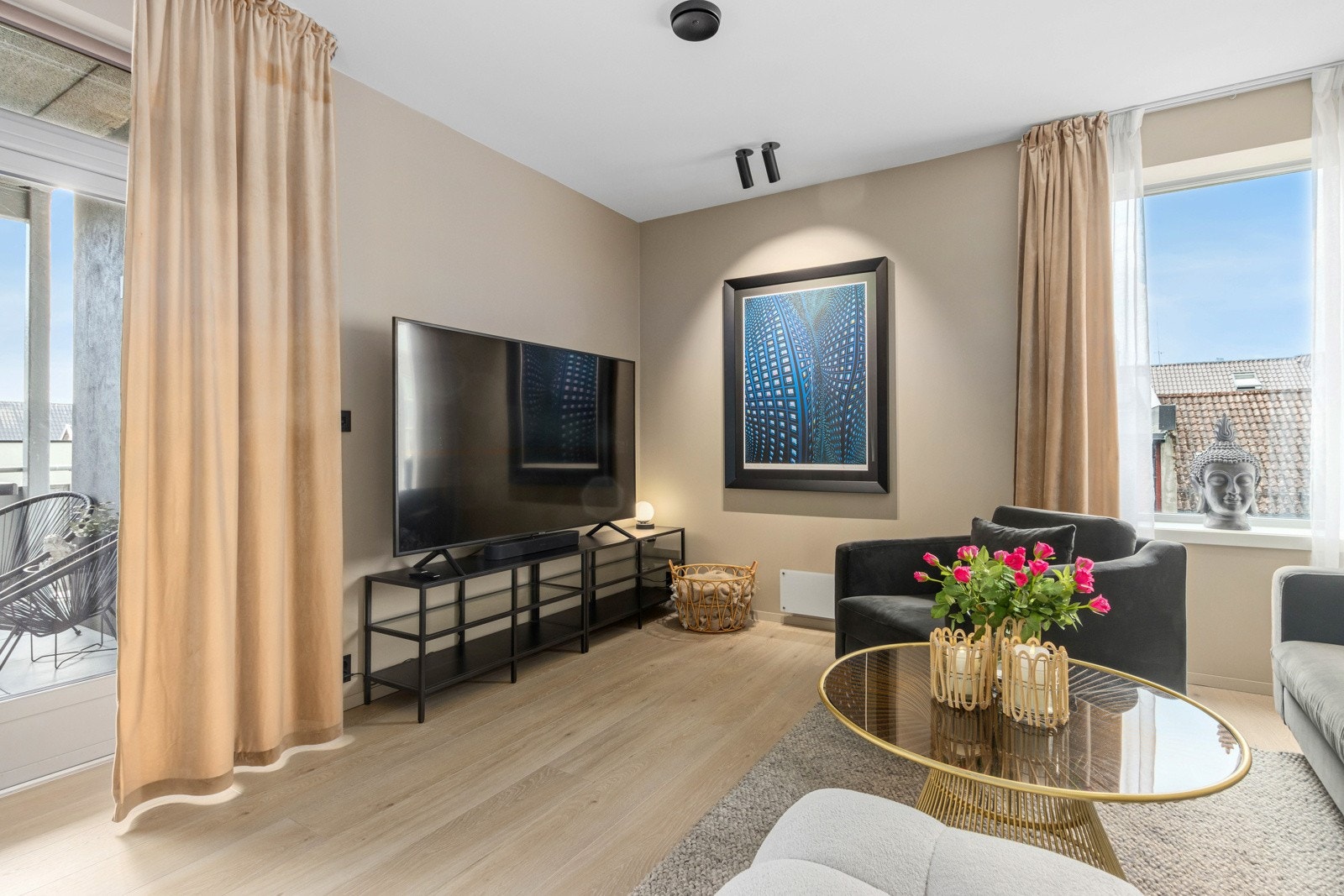 Kabel-tv og internett er inkludert i felleskostnadene. Galleribilde