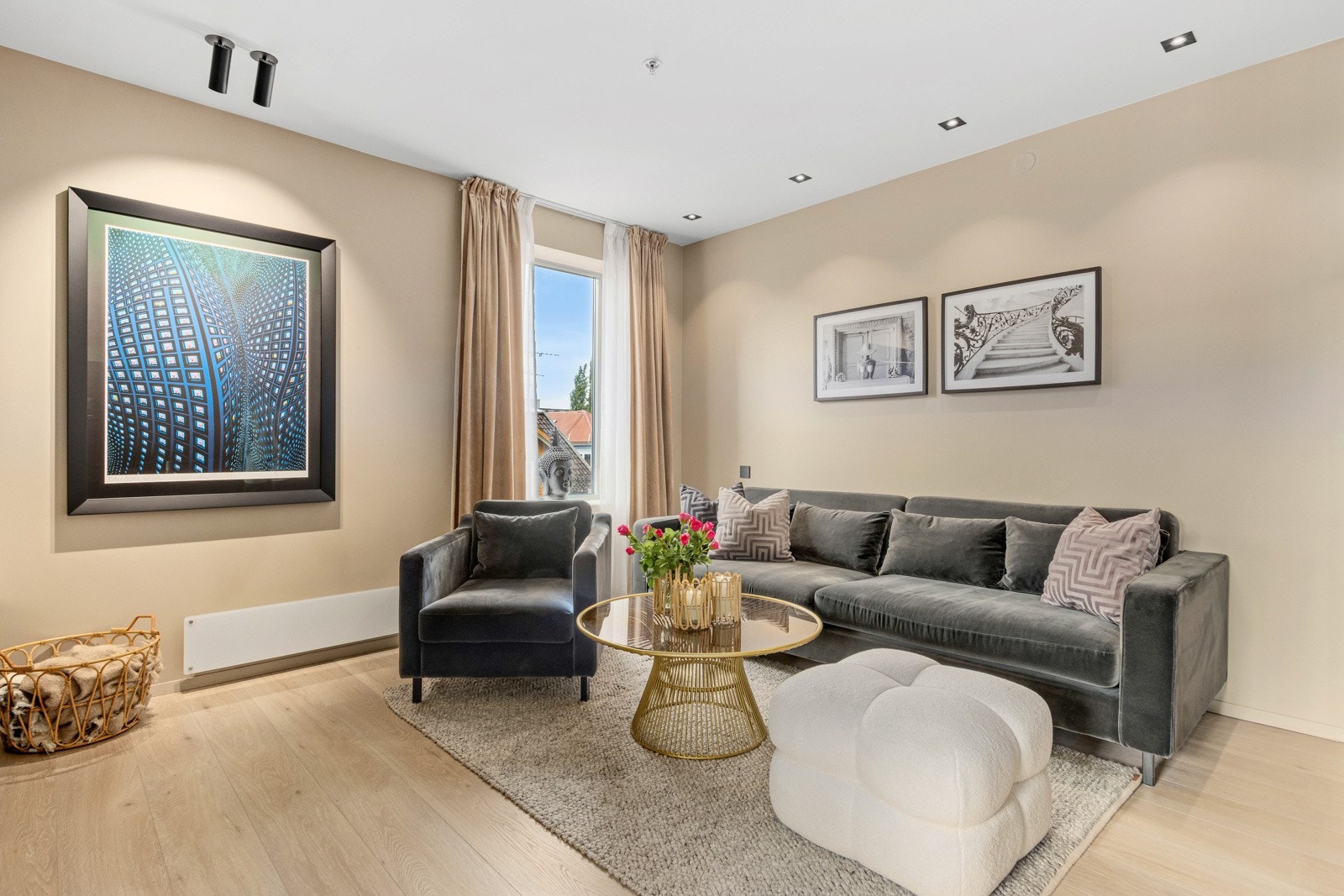 Stue på hele 30m² med god plass for flere sittegrupper. Galleribilde