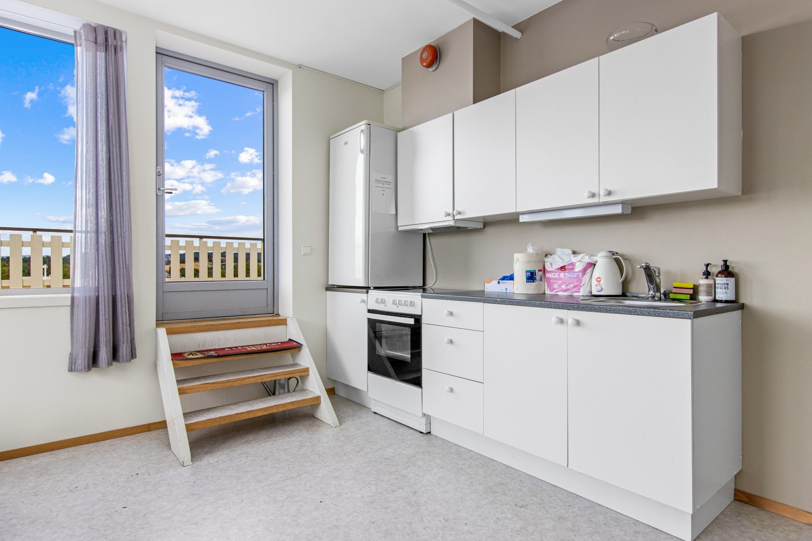 Felles kjøkken i tilknytning til takterrasse. Man har også et enkelt toalett. Galleribilde