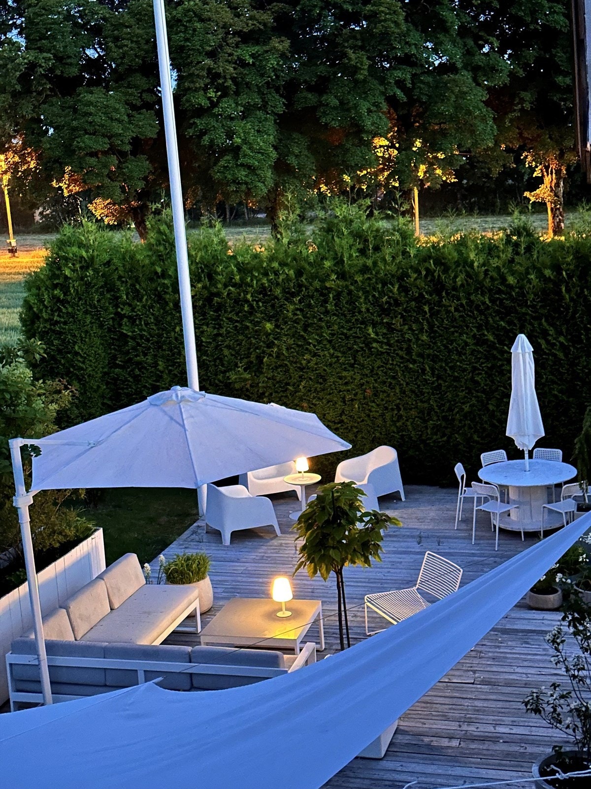 Flott solrik uteplass. Galleribilde