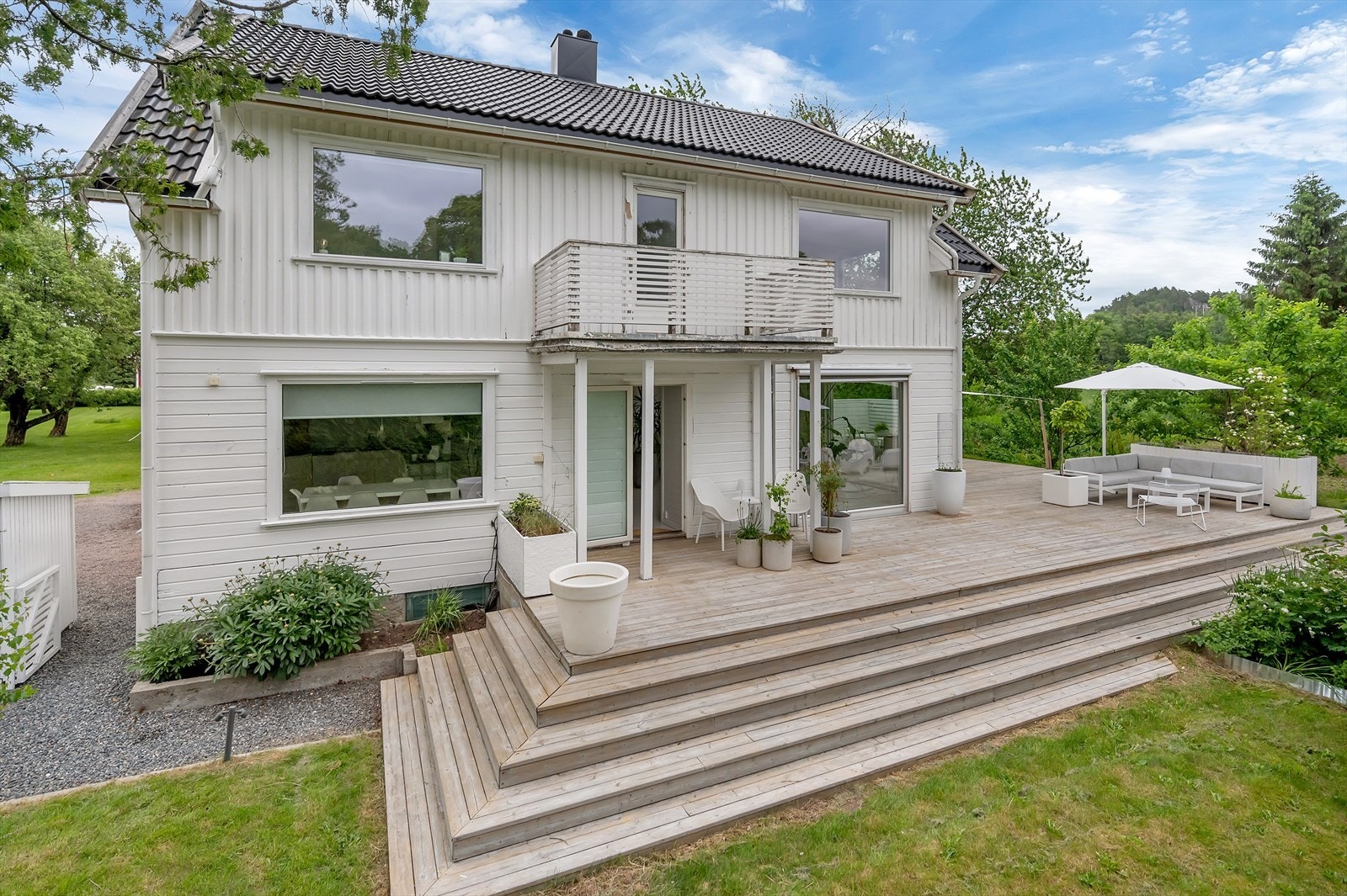 Stort og romslig hus med stor usjenert og flott opparbeidet hage, epletrær, rips, bringebær epler, plommer Galleribilde